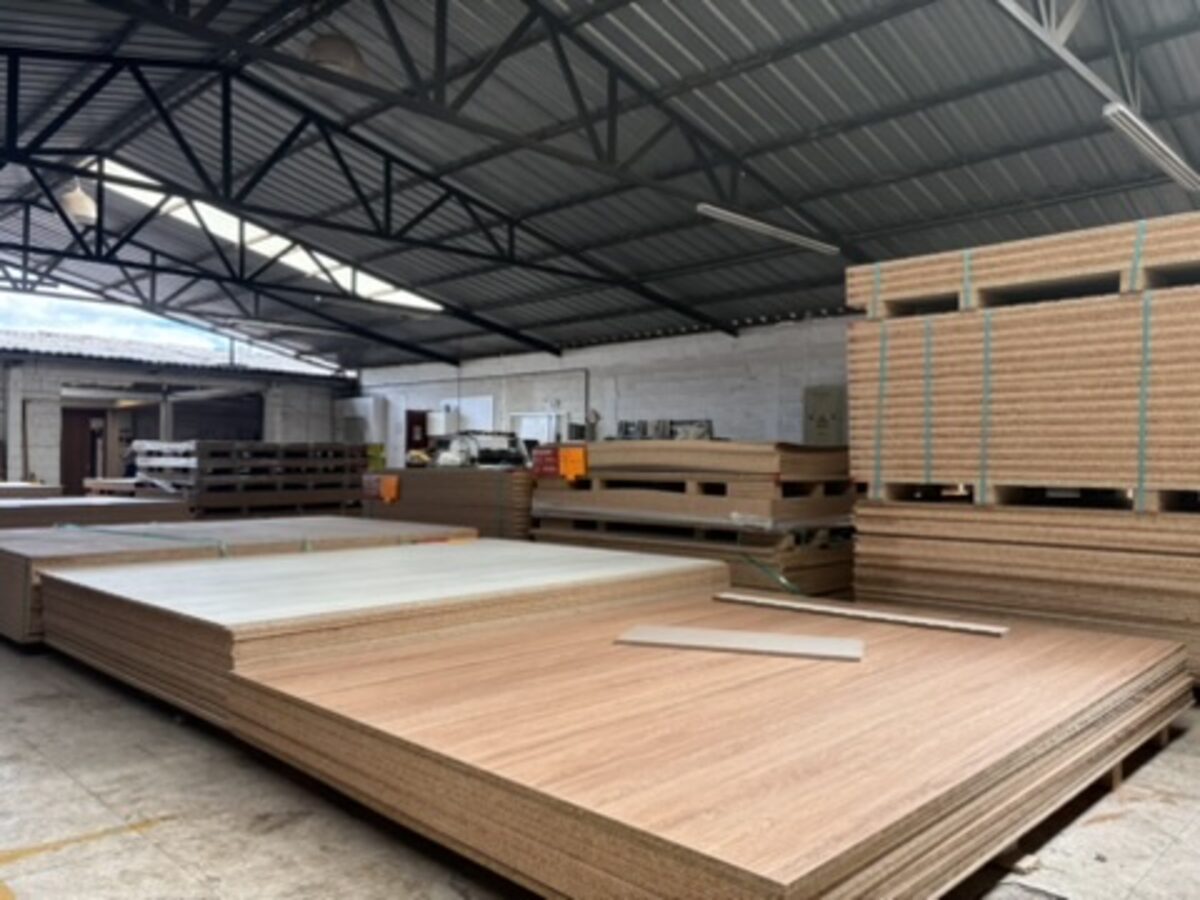 Tableros de madera apilados en planta de carpintería