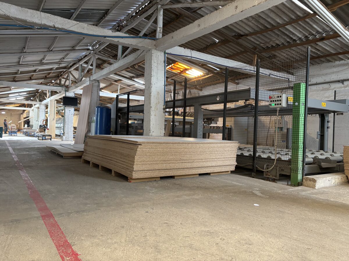 Planta industrial con seccionadora y tableros listos para entrega